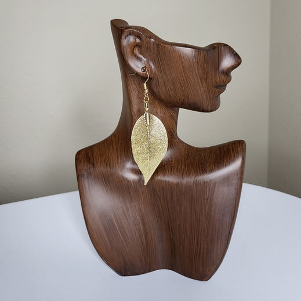Elegant Leaf Pendant Necklace and Earring Set
